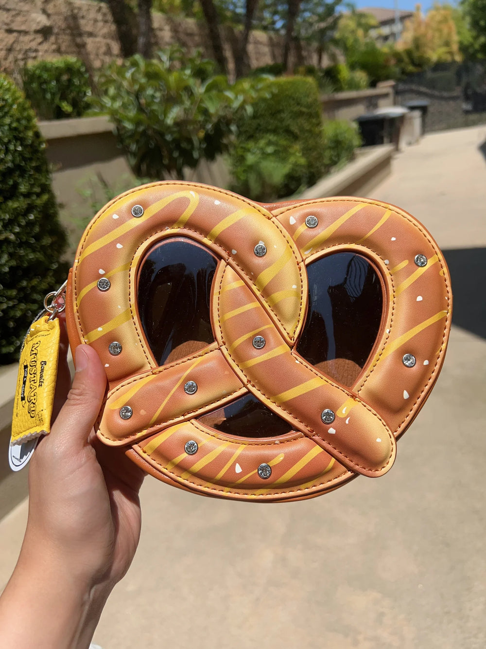 DELIGHT PRETZEL CROSSBODY